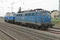 EGP 140 857-4 zusammen mit EGP 225 802-8 (218 002-4) am Nachmittag des 04.04.2017 abgestellt im Bahnhofsbereich von Efringen Kirchen in Südbaden. Zuvor brachten sie zusammen, wobei die 225 802-8 als Bremslok fungierte, einen Stadler Flirt nach Basel Bad Rbf.