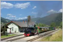 SKGLB 22 bespannte am 19.7.2018 einen Sonderzug von Mauterndorf in der Ferienregion Lungau, nach Murau und wieder retour. Die Aufnahme zeigt den Zug bei der Retourfahrt bei  Halt in Stadl a.d. Mur.