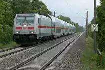 Von der Abstellung in Radolfzell kommend passiert 146 559-0 mit ihren Wagen am 13.05.2018 die Haltestelle B�hringen-Rickelshausen auf der Fahrt nach Singen. In Singen (Hohentwiel) wird 146 559-0 die Fahrt als IC 2382 nach Stuttgart beginnen.