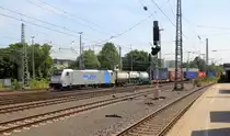 186 422-2 von der Rurtalbahn kommt aus Richtung Köln,Aachen-Hbf,Aachen-Schanz mit einem Güterzug aus Frankfurt-Höchstadt am Main(D) nach Genk-Goederen(B) und fährt in Aachen-West ein. 
Aufgenommen vom Bahnsteig 2 in Aachen-West.
Bei Sommerwetter am Nachmittag vom 20.7.2018.