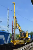 Drehgestell-Flachwagen der Fa. Waggonservice WSG mbH mit der Nr. 31 RIV 80 D-WSG 4861 527-8 Samms 710 mit dem Delmag G 42 Raupenrammgerät der Fa. Jaeger Spezial- und Tiefbau GmbH + Co KG im Einsatz gegenüber dem S-Bhf. Berlin-Springpfuhl, 17.07.18 