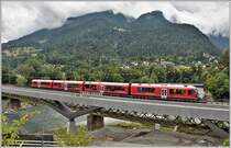 S2 1555 mit ABe 4/16 3102 auf der Hinterrheinbrücke bei Reichenau-Tamins. (21.07.2018)