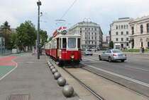 Wien: M-Wagen als Museumsfahrzeuge - WTM, ex-WVB M 4048 + m + m als Sonderzug. Ort: I, Innere Stadt, Universitätsring / Rathausplatz / Burgtheater. Datum: 13. Mai 2017. - Der M 4048 wurde 1928 von der Waggonfabrik Simmering hergestellt.
