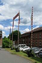  Senkrecht ist, wenn der Schlagbaum nach oben zeigt  - das gilt hier aber nicht ganz genau... 
Schranken-Schlagbäume am Parkplatz des Hotels  Brüggener Klimp  im ehemaligen Bahnhof in Brüggen, 5.6.2017
