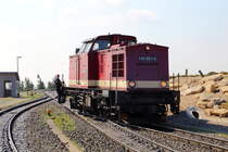 Nachdem 199 861 am 21.04.2018, nach erfolgtem Fototermin am Einfahrtssignal des Brockenbahnhofes, ihren Sonder-GmP zurück in denselben gebracht hat, wird für die Rückfahrt nach Wernigerode ein letztes Mal umgesetzt. Das muß schnell gehen, denn P 8933, der erste Planzug des Tages ist bereits zu hören und wird in wenigen Minuten hier eintreffen.