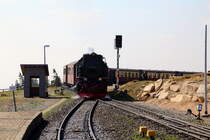 99 236 erreicht mit P 8933 amm 21 .04.2018 den Brockenbahnhof und fährt auf Gleis 3 ein.