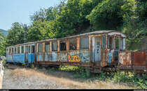 Die FGC hat von der SSIF die drei Personenwagen B 101, AB 103 und AB 109 übernommen. Diese wurden jedoch nie an die Normalien der FGC angepasst (u. a. unterschiedliche Pufferhöhe) und dementsprechend auch nie eingesetzt. <br>
Der AB 103 und der AB 109 zerfallen auf einem Anschlussgleis im Flussbett des Scrivia in Casella, welches ursprünglich dem Kiesabbau diente, langsam in ihre Einzelteile, während der B 101 dem Vernehmen nach im Fleimstal als Erinnerung an die FEVF als Denkmal aufgestellt werden soll. Aufnahme vom 1. Juli 2018.