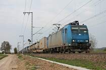 Mit einem Containerzug aus Antwerpen fuhr am 04.04.2017 ATLU/XRAIL 185 525-3, den sie seit Aachen West bespannt, nördlich von Müllheim (Baden) gen Schweizer Grenze.