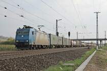 Durchfahrt am 04.04.2017 von ATLU/XRAIL 185 526-1 mit einem Containerzug nach Aachen West/Belgien durch das Überholgleis von Müllheim (Baden) gen Freiburg (Breisgau).