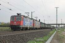 Am Nachmittag des 04.04.2017 bespannte Re 421 384-9 zusammen mit Re 421 373-2 den DGS 48620 ( Sierre  - Muttenz - Göttingen Gbf), als sie durch den Bahnhof von Müllheim (Baden) im Markgräflerland fuhren in Richtung Heitersheim.