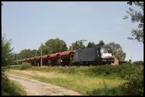 Mit einem Schotterwagen Zug am Haken war am 19.7.2018 um 11.22 Uhr der MRCE Taurus ES64U2-008 bei Westerhausen in Richtung Melle unterwegs.