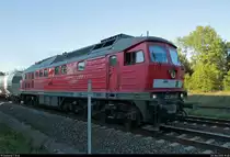 232 239-4 der Erfurter Bahnservice GmbH (EBS) mit Staubgutwagen fährt überraschend am Eisenbahnmuseum Bayerischer Bahnhof zu Leipzig e.V. auf der Bahnstrecke Leipzig–Probstzella (6383 | KBS 550) Richtung Zeitz. Da die Aufnahme nicht ganz geplant war, hoffe ich, dass der Mast in der Mitte zu verzeihen ist. [5.5.2018 | 19:40 Uhr]