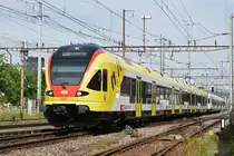 RABe 521 017it einer Werbung für die Fachhochschule Muttenz, auf der S3, verlässt den Bahnhof Pratteln Richtung Bahnhof Muttenz. Die Aufnahme stammt vom 28.05.2018.