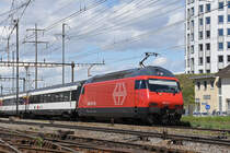 Re 460 012-8 durchfährt den Bahnhof Pratteln. Die Aufnahme stammt vom 30.04.2018-