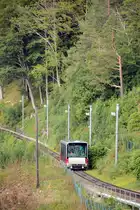 Wagen der 4. Generation auf dem Fløibanen in Bergen (Norwegen). Die neuen Wagen wurden mit großen Glasflächen gestaltet und bieten 100 Personen Platz. Die Firmen Doppelmayr (Untergestell) und Gangloff (Karosserie) konstruierten die Wagen.
Aufnahme: 10. Juli 2018.