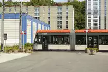 Wagen 219 der Stadtbahn Bergen (Bybanen) quert den Fantoftvegen im südlichen Teil der Hansestadt.
Aufnahme: 10. Juli 2018.
