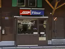 Fahrdienstbüro im Bahnhof Filisur am 29. Juni 2018 gesehen vom Nostalgiezug aus .