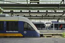 Blick durch die Bahnhofshalle des Duisburger Hauptbahnhofes am 03.05.2017, im Vordergrund der NordWestBahn-VT 648 921, dahinter zwei Abellio-ET nach Emmerich bzw. Arnhem