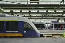 Blick durch die Bahnhofshalle des Duisburger Hauptbahnhofes am 03.05.2017, im Vordergrund der NordWestBahn-VT 648 921, dahinter zwei Abellio-ET nach Emmerich bzw. Arnhem