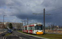 Anlässlich des Karnevalsumzugs in der Mainzer Innenstadt kam es am 12.2.2018 zu diversen Umleitungen. Anstatt am Hauptbahnhof in Richtung Hechtsheim abzubiegen, fuhr die Linie 52 stattdessen über den jüngsten Streckenabschnitt der Mainzer Straßenbahn bis zur Haltestelle Zollhafen. Hier konnte Wagen 202 als Linie 52 nach Bretzenheim in der Inge-Reitz-Straße aufgenommen werden.