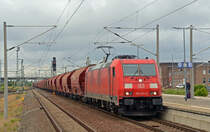 185 221 rollt mit einem Kalizug am 24.06.18 durch Bitterfeld Richtung Halle/Leipzig.