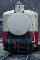 Was´n dat? Eine weiße fensterlose Dampflok? Könnte man meinen, ist jedoch ein alter Kesselwagen mit einem Dieseltriebwagen dahinter.