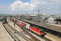 Die nach der Flankenfahrt in Wien Meidling mit einen RJ neu ausgebesserte 1144.106,verlässt mit einen Reg.den Bhf.Wr.Neustadt richtung Payerbach/R.am 25.7.18