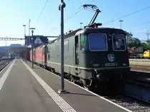 Die grüne SBB Re 420 330-3 wartet im Bahnhof Bülach, mit der Schwesterlok Re 420 271-9 auf ihre Abfahrt nach Rapperswil - jeddoch alleine, da die Schwesterlok in die andere Richtung, nach Hüntwangen-Wil fährt.

Montag, 16. Juli 2018