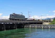 Die grüne SBB Re 420 330-3 ist am 16. Juli 2018 von Rapperswil nach Schwyz unterwegs und durchquert am frühen Nachmittag den Seedamm bei Hurden.