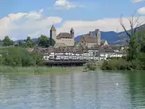 Vor der Kulisse des Schloss Rapperswi ist die SBB RABe 511 011  Dietikon  am 16. Juli 2018 auf dem Seedamm bei Hurden unterwegs.
