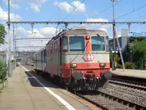 Die SBB Re 4/4 II Nr. 11108 steht mit dem Jail-Train fahrbereit auf dem Gleis 1 im Bahnhof Bassersdorf, welche an dieser Stelle die  Fahrgäste  verladen wurden. 

Montag 16. Juli 2018