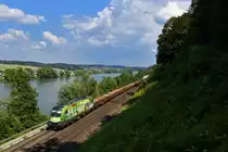 1016 020 mit einem Langschienenzug am 24.07.2018 bei Seestetten.