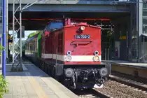 MTEG - Muldental-Eisenbahnverkehrsgesellschaft mbH mit   114 703-2  [NVR-Nummer: 92 80 1203 230-8 D-MTEG] und der Überführung eines historischen DR Personenwagen aus DDR Zeiten am 23.07.18 Durchfahrt Bf. Berlin-Hohenschönhausen.