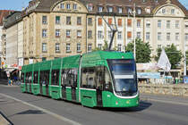 Be 6/8 Flexity 5033, auf der Linie 6, überquert die Mittlere Rheinbrücke. Die Aufnahme stammt vom 02.06.2018.