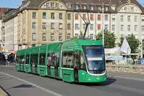 Be 6/8 Flexity 5033, auf der Linie 6, überquert die Mittlere Rheinbrücke. Die Aufnahme stammt vom 02.06.2018.
