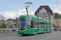 Be 4/6 Flexity 6017, auf der Linie 15, überquert die Mittlere Rheinbrücke. Die Aufnahme stammt vom 24.05.2018.
