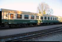 10. Museumsnacht Halle (Saale) und Leipzig: Besuch von 4 Eisenbahnmuseen am 5. Mai 2018 von 18:00 bis 0:00 Uhr.
Blick auf einen Schnellzugwagen Buffet Typ X  Bmk  (56 80 85-45 009-2 D-EMBB | ex DR 51 50 85-45 009-3) des Verein Eisenbahnmuseum Bayerischer Bahnhof zu Leipzig e.V., der im Eisenbahnmuseum Leipzig-Plagwitz steht. [5.5.2018 | 19:57 Uhr]