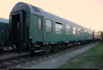 10. Museumsnacht Halle (Saale) und Leipzig: Besuch von 4 Eisenbahnmuseen am 5. Mai 2018 von 18:00 bis 0:00 Uhr.
Blick auf einen Schnellzugwagen  ABme  Typ Y (56 80 39-40 043-3 D-EMBB | ex DR 51 50 39-40 043-4) des Verein Eisenbahnmuseum Bayerischer Bahnhof zu Leipzig e.V., der im Eisenbahnmuseum Leipzig-Plagwitz steht. [5.5.2018 | 20:03 Uhr]