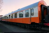 10. Museumsnacht Halle (Saale) und Leipzig: Besuch von 4 Eisenbahnmuseen am 5. Mai 2018 von 18:00 bis 0:00 Uhr.
Gerade so vor das Objektiv passte der Schnellzug- bzw. Städteexpresswagen  Ame  (56 80 1940 153-4 D-EMBB) des Verein Eisenbahnmuseum Bayerischer Bahnhof zu Leipzig e.V., der im Eisenbahnmuseum Leipzig-Plagwitz steht. Trotz der schönen Optik ist der Wagen leider nicht betriebsfähig. [5.5.2018 | 20:05 Uhr]