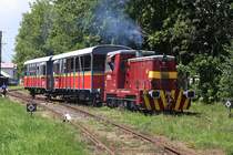 CZ-RCAS_98 54 4 702 586-9, historisch als CSD_T212 0586 angeschrieben, schiebt am 14.Juli 2018 im Bahnhof Jemnice den Wagensatz für den Os 18395 an den Bahnsteig.