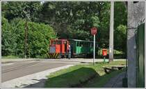 Felsötárkány Állami Erdei Vasút. Die Fahrt kann losgehen über die Reststrecke von 5km eines ursprünglichen Netzes von 50km, Der heutige Endpunkt Stimecz-hás ist ein beliebter Picknickplatz und Ausgangspunkt verschiedener Wanderwege in dem weitläufigen Waldgebiet. Strassen¨übergänge werden von Hand gesichert. (12.06.2018)