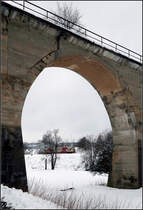 Nicht über sondern neben -

... dem Viadukt. 
Auf dem Primviadukt bei Rottweil sind schon lange keine Züge mehr zu sehen, aber durch die Brückenbögen hindurch bietet sich der Blick auf die Züge der vorbeiführenden Strecken von Tuttlingen und Villingen nach Rottweil. Bei aktuell nicht vorstellbaren Temperaturen passiert ein Regio-Shuttle auf der Ringbahn den in der Landschaft stehenden Viadukt.
19.02.2018 (M)