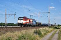 BRLL 185-CL 002 (185 502)  Salzgitter Mannesmann Precision , vermietet an CCW, mit Metallbrammen u. -rohren beladenen Wagen in Richtung Wunstorf (Dedensn-Gmmer, 16.07.18).