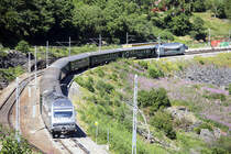 NSB EL 18 2252 an der Haltestelle Berekvam. Seit dem 1. Januar 1998 wird die Flåmsbana von der privaten Gesellschaft Flåm Utvikling gemeinsam mit Norges Statsbaner betrieben. Die Bahnstrecke ist eine wichtige Touristenattraktion Westnorwegens und wird dementsprechend hauptsächlich von Touristen benutzt (2013 hatte die Bahn über 718.000 Reisende).
Aufnahme: 13. Juli 2018.