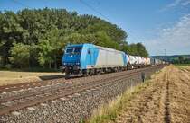 185 523-8 ist mit einen Aufliegerzug bei Retzbach-Zellingen in Richtung Würzburg unterwegs,gesehen am 25.07.2018.