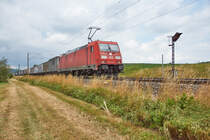 185 379-5 ist mit einen Containerzug am 11.07.2018 bei Dörflein in Richtung Süden unterwegs.