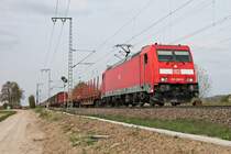 Mit einem gemischten Güterzug aus Mannheim Rbf fuhr am 05.04.2017 die 185 388-6 nördlich von Müllheim (Baden) über die KBS 703 durchs Markgräflerland in Richtung Schweizer Grenze.