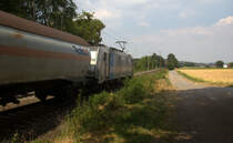 Ein Blick auf einen Güterzug aus Antwerpen-Noord(B) nach Köln-Gremberg(D). 
Aufgenommen an der Montzenroute am Gemmenicher-Weg. 
Bei Sommerwetter am Nachmittag vom 24.7.2018.