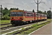 Der Regionalzug aus Szilvasvarad fährt in Eger ein mit 117 320 und 117 246 sowie zwei Zwischenwagen. (12.06.2018)