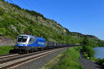 Der am Vortage von der 182 911 der Mittelweserbahn beförderte südwärts fahrende Holzzug kam am 05. Mai 2018 wieder retour. Bei Gambach konnte ich diese Leistung am Ufer des Mains aufnehmen. 